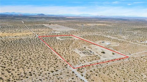 Photo of 15745 Silver Rock Road, Pinon Hills, CA 92372 (MLS # HD23079156)