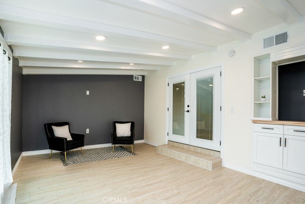 listing image 130729573343472542037