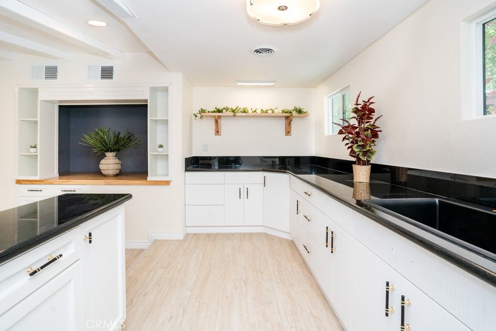 listing image 130725685285619075302