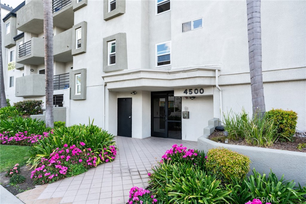 Modern 2-Bedroom with Scenic Balcony Views
Located in a secure-access building, Unit 208 offers approximately 1,100 square feet of well-designed living space with 2 bedrooms and 2 bathrooms in a bright, open layout. This unit stands out with the added convenience of Washer & Dryer in the unit.
The thoughtful floor plan places the bedrooms and bathrooms on opposite sides of the home, providing privacy while maintaining a central gathering space in the living and kitchen area. The kitchen is equipped with stainless steel appliances, ample cabinetry, and a breakfast bar that opens to the living area and out to a private balcony with sweeping street and hillside views.
Stylish laminate flooring flows throughout the unit, and large windows invite in plenty of natural light. The primary suite includes a walk-through closet and its own en-suite bathroom, while the second bedroom is generously sized with easy access to the guest bath.
Additional comforts include multiple ceiling fans and lights, central HVAC for year-round climate control, and one assigned parking space. Residents also enjoy access to a communal outdoor area with seating and BBQ — perfect for relaxing or entertaining.
All of this just moments from Ventura Boulevard’s best shops, dining, and easy access to the 101 Freeway.