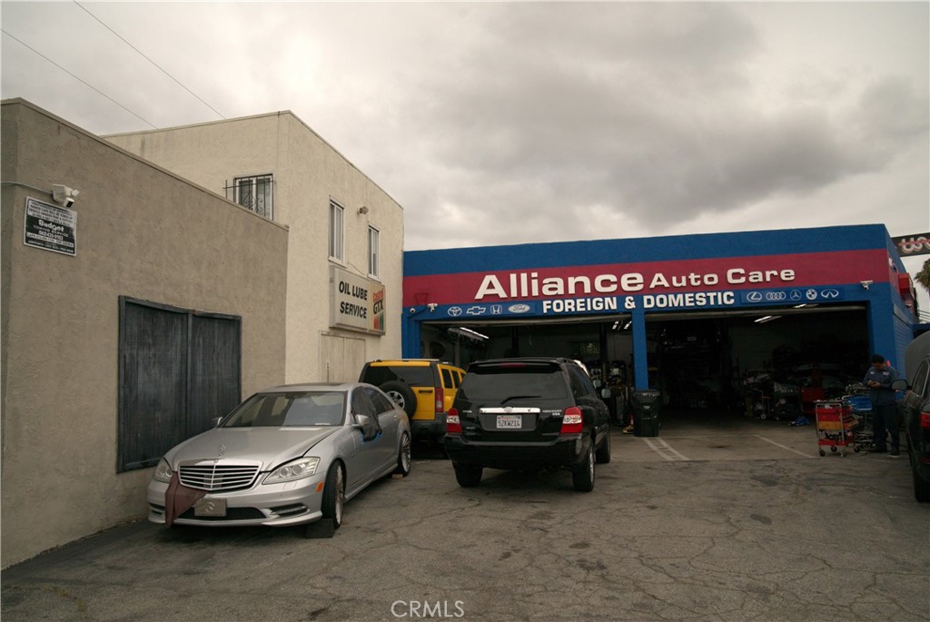 Main image without alt text