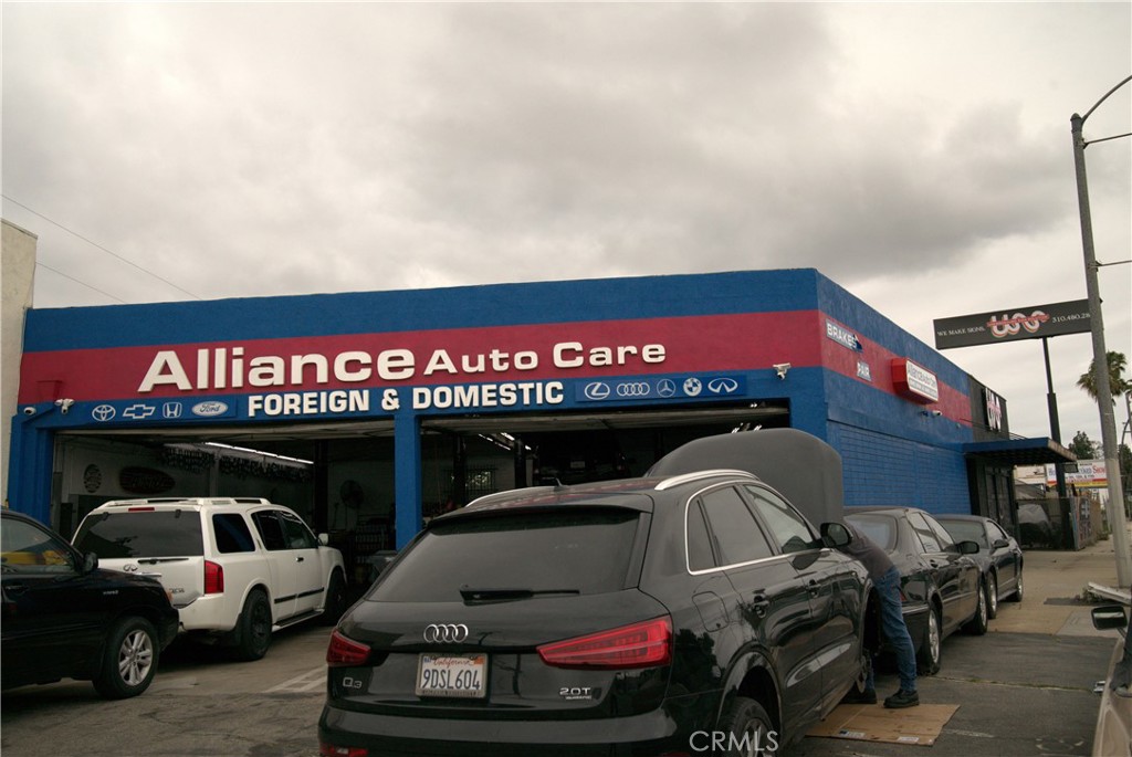 Main image without alt text