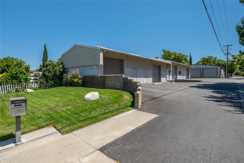 +/- 1,400 sf warehouse and office unit. +/- 500 sf North shop, +/- 500 sf South shop and +/- 400 sf Center office. 12/10 roll up door. Shared restroom. Asking $1.00 per sf modified gross.