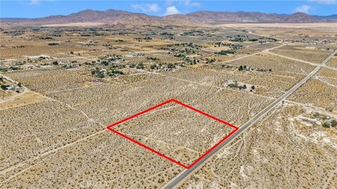 Photo of 4501725 Crystal Creek, Lucerne Valley, CA 92356 (MLS # IG26085900)