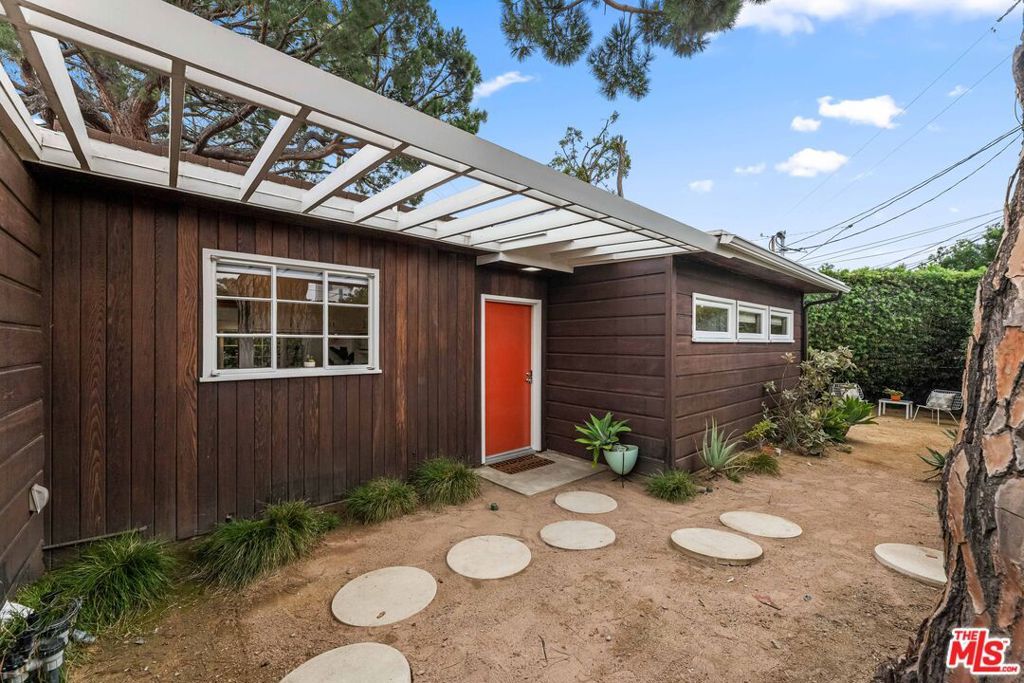 Photo of 150 N Ontario Street, Burbank, CA 91505 (MLS # 25618177)