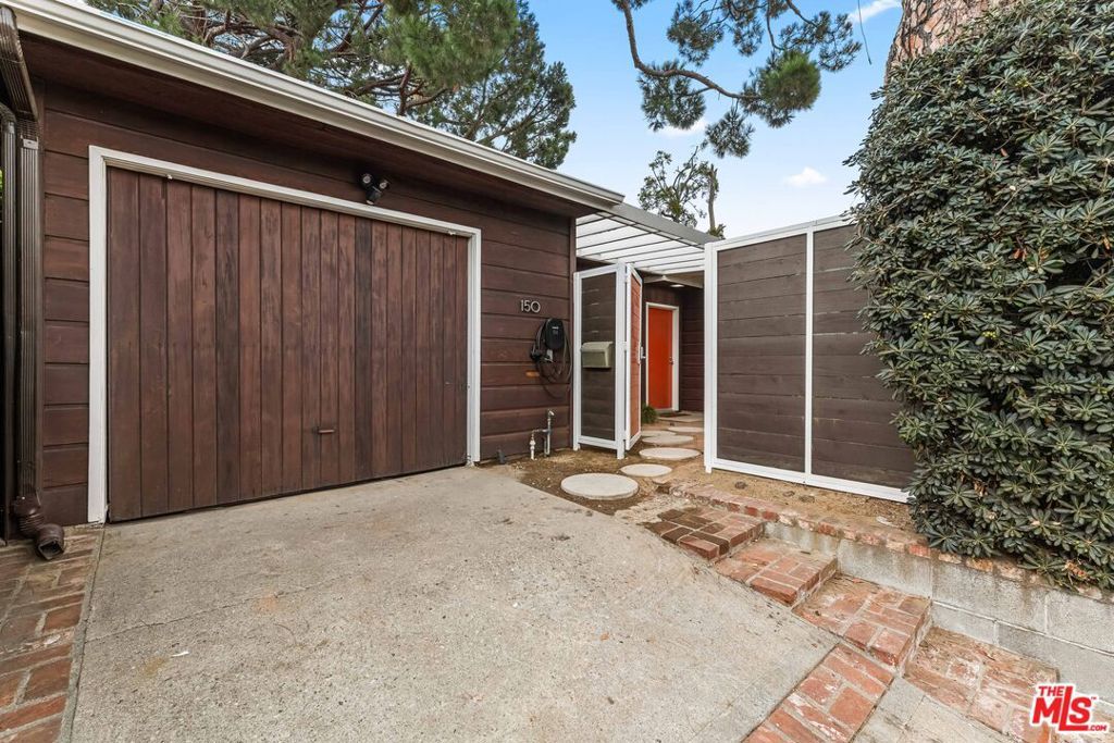 Photo of 150 N Ontario Street, Burbank, CA 91505 (MLS # 25618177)