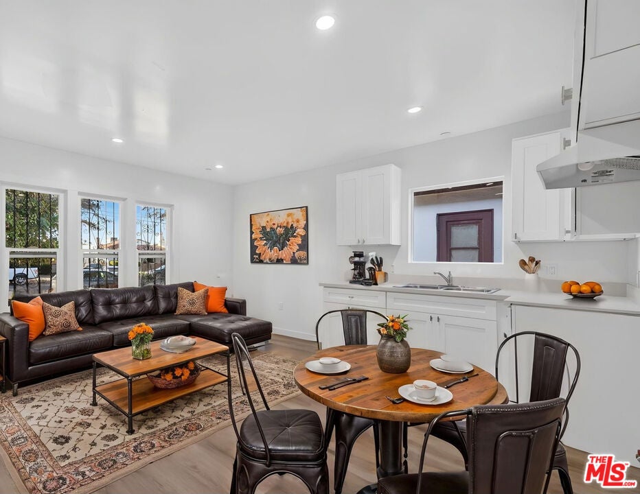 1046 W 83rd Street