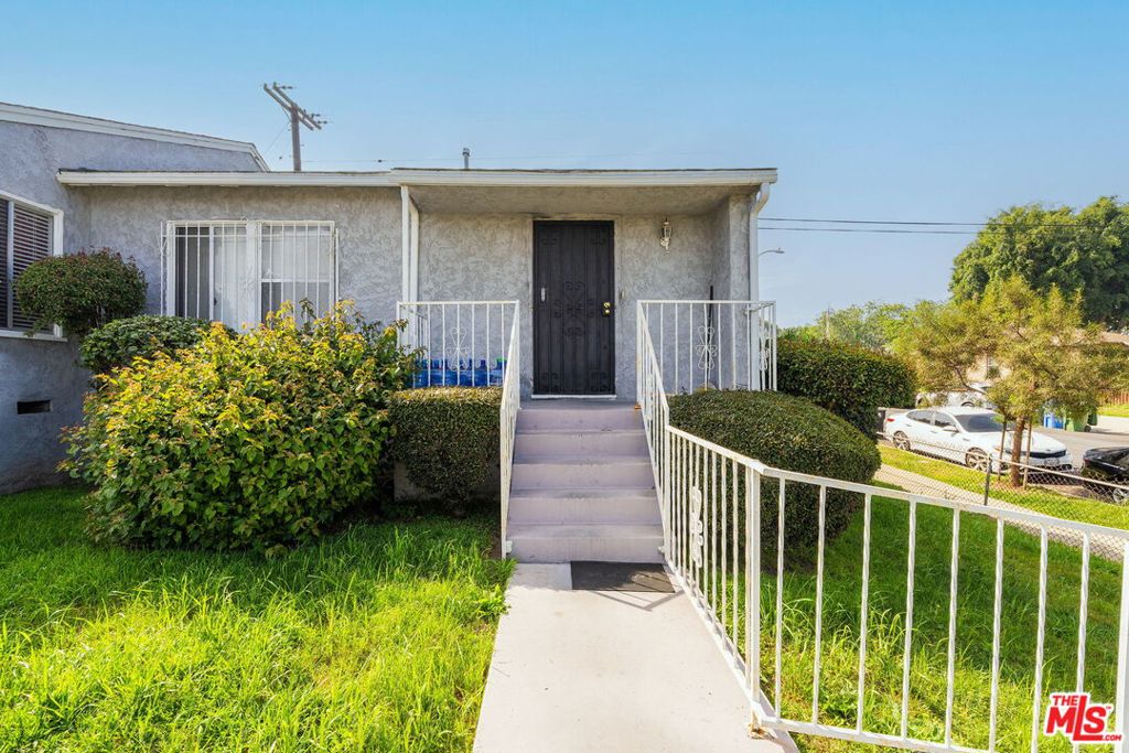 9506 S Manhattan Place