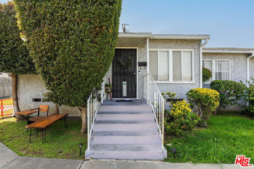 9506 S Manhattan Place