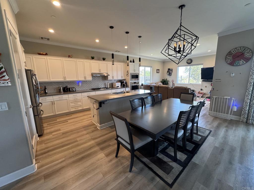 5844 Leaf Springs Place
