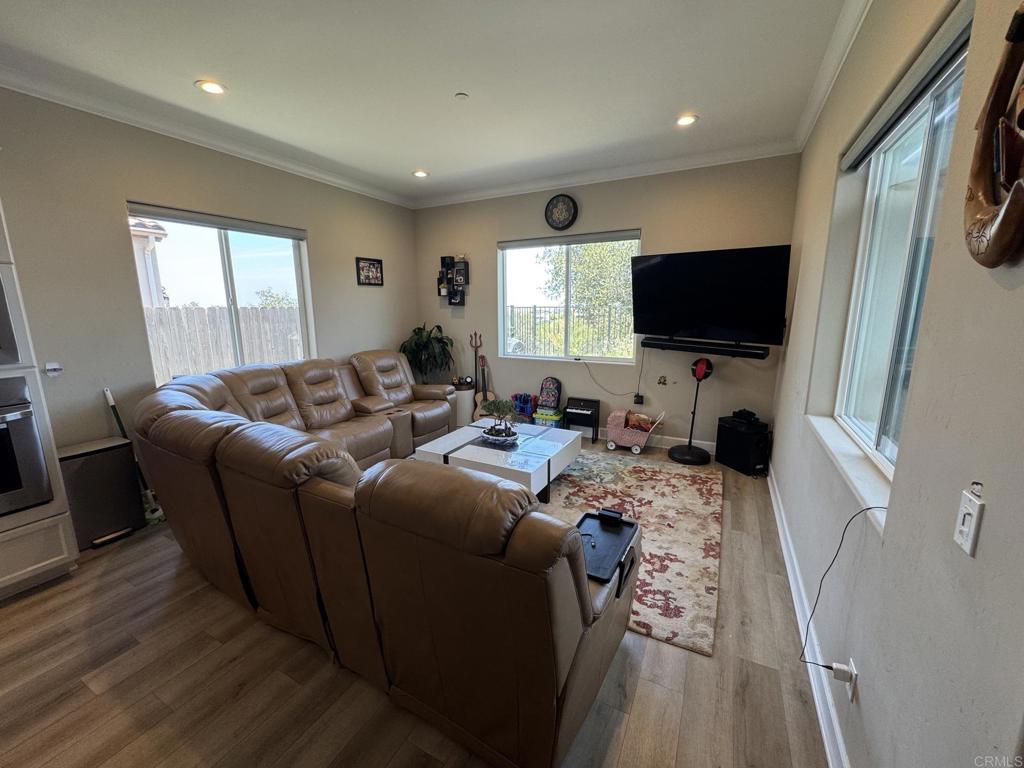 5844 Leaf Springs Place