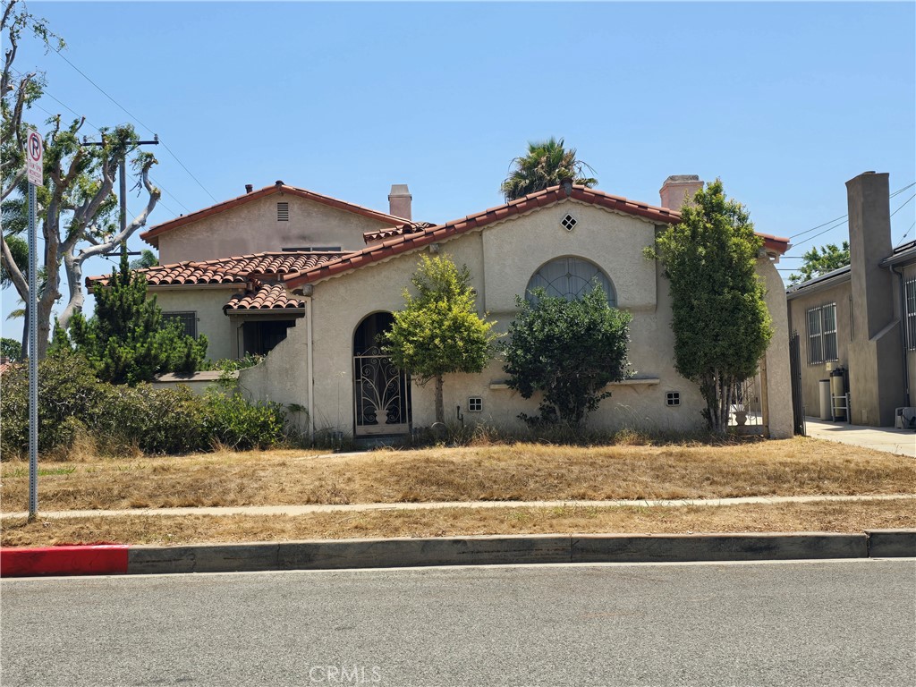 The property located in Inglewood is a Spanish -Style home built in 1940.This home has 4 bedrooms and 3 bathrooms with a two-car garage in a beautiful and quiet Neiborhood. This property is also located 1.3 miles from the Kia Forum and 1.6 miles from the Sofi stadium.