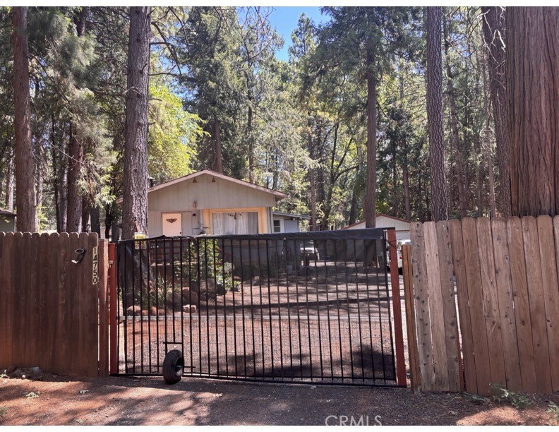 Fully Fenced perfect little piece of land with a 1/1.5 plus a den/second bedroom mobile home with a patio and a detached large garage with workshop. Perfect area for RV parking and lots of room for toys!
Also a great piece of property for earned rental income. Come take a look at it today.