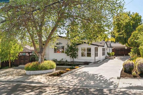 Photo of 19175 Carlton Ave Ave, Castro Valley, CA 94546 (MLS # 41131222)