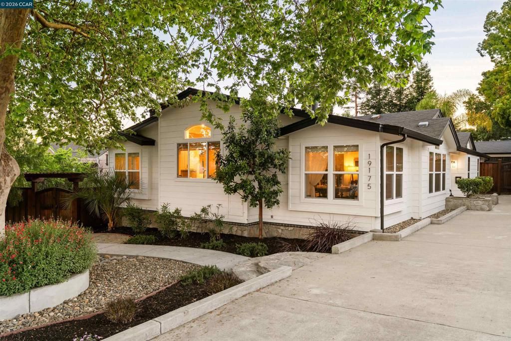 Photo of 19175 Carlton Ave Ave, Castro Valley, CA 94546 (MLS # 41131222)