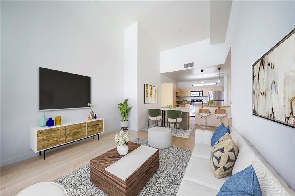 630 W 6th St