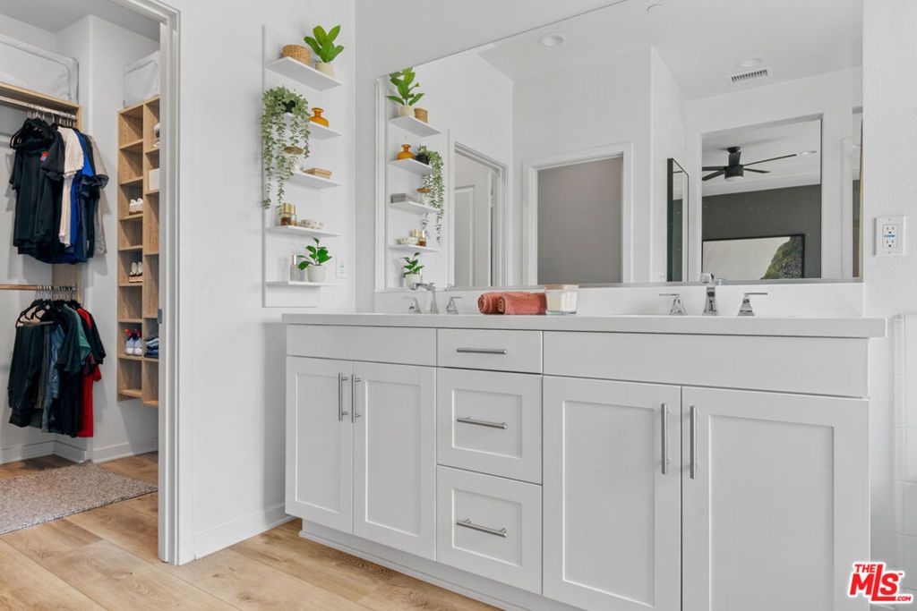 listing image 130726319475197229391