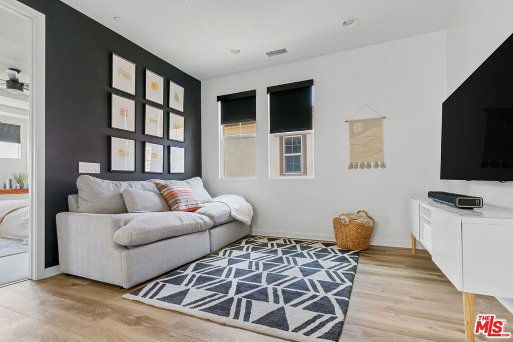 listing image 130722934051907668235