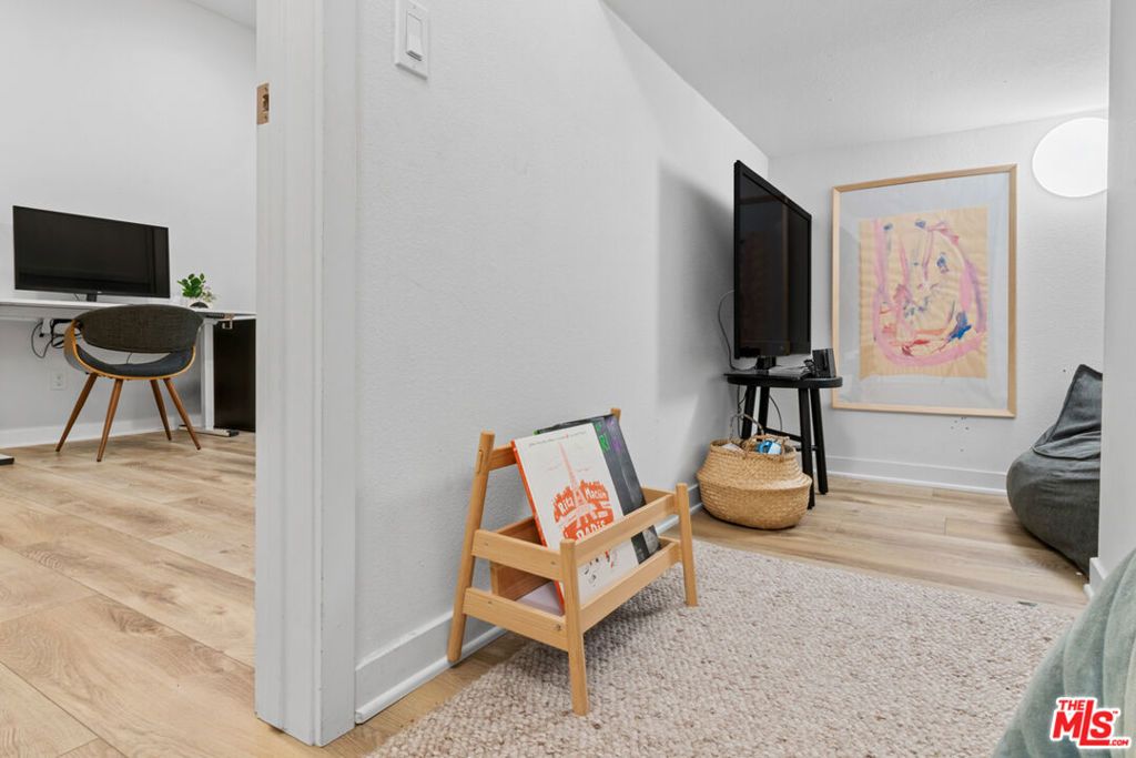 listing image 130720625175565745501