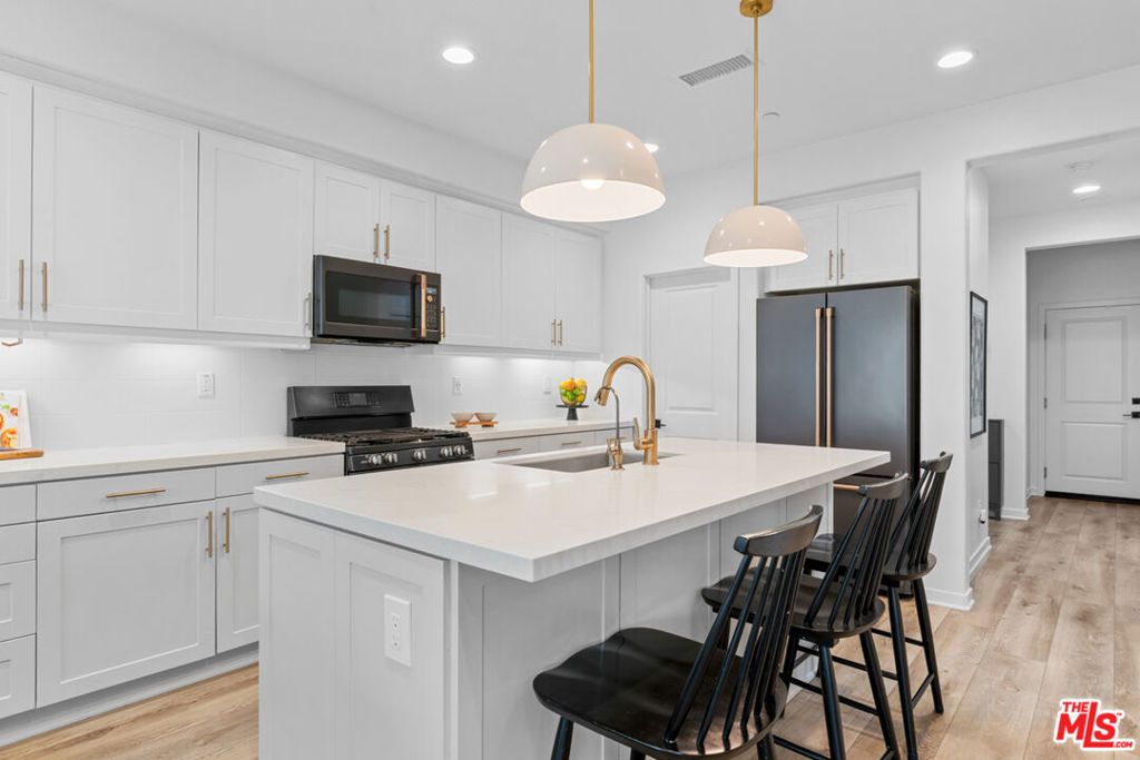 listing image 130727809718517846244