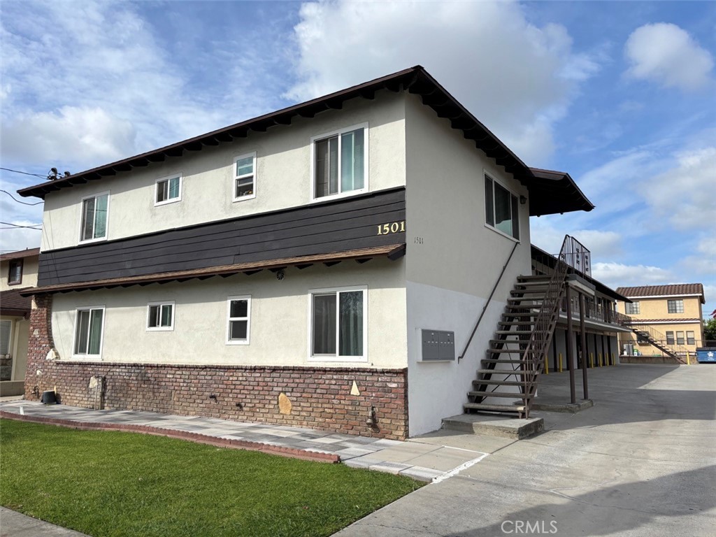 Welcome to your perfect suburban retreat! Located at 1501 S Fourth St, Alhambra, CA, this spacious and well-maintained 1-bedroom, 1-bathroom upstairs apartment offers both comfort and convenience, ideal for those seeking a stylish and serene living space. This location is walking distance to many local favorite eateries on Valley Blvd and also a quick distance to the 10 Freeway.