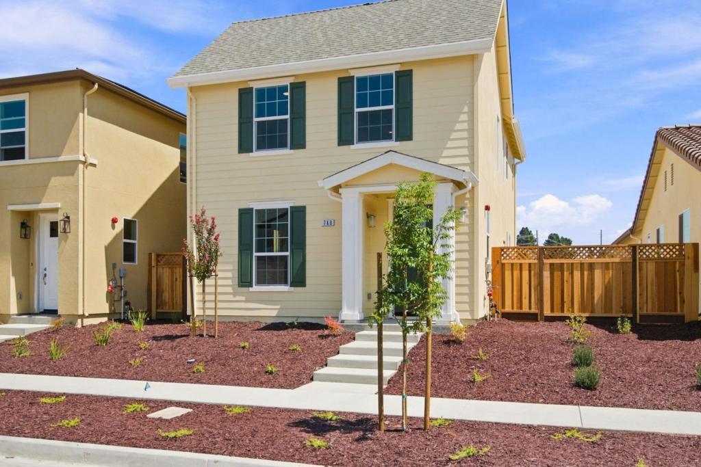 748 Aurora Way