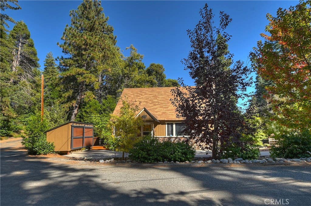 Photo of 863 Oak RD, Lake Arrowhead, CA 92385 (MLS # IG26162182)