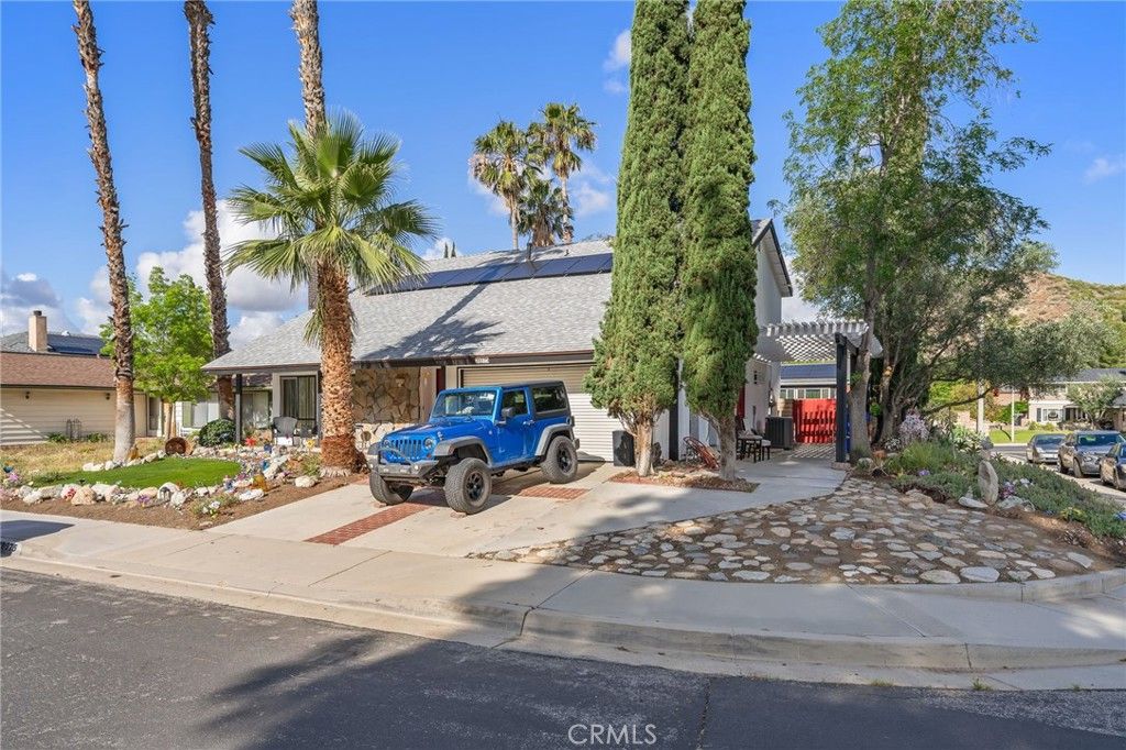 Photo of 28975 Gladiolus Dr, Canyon Country, CA 91387 (MLS # PW26084194)