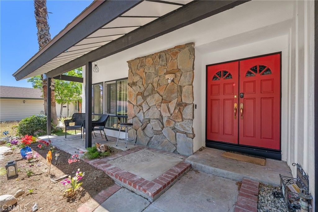 Photo of 28975 Gladiolus Dr, Canyon Country, CA 91387 (MLS # PW26084194)