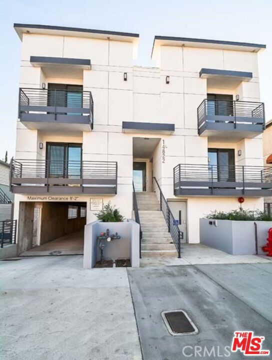 Discover modern living in this beautiful 2-bedroom, 2.5-bath townhome-style apartment in an intimate 8-unit building. Bright and spacious, this unit features an open-concept layout with upscale finishes, ample closet space, and a contemporary design throughout.The main living area boasts laminate flooring and recessed lighting, creating a warm and inviting atmosphere. The sleek kitchen is equipped with modern cabinetry, quartz countertops, a stainless steel sink, and high-end stainless steel appliances, including a refrigerator, oven/range, microwave, and dishwasher.Upstairs, you'll find two master bedrooms, each with its own full bathroom, while a convenient half-bath is located on the main level. The unit also includes washer/dryer hookups and a private balcony for outdoor relaxation.This pet-friendly building offers off-street parking, and tenants are responsible for utilities. With its prime location in Sherman Oaks and stylish interior, this townhome is a must-see!