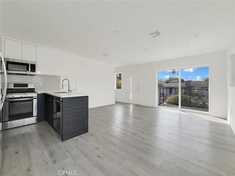 Photo of 150 S Madison Ave, Los Angeles, CA 90004 (MLS # SR26042671)