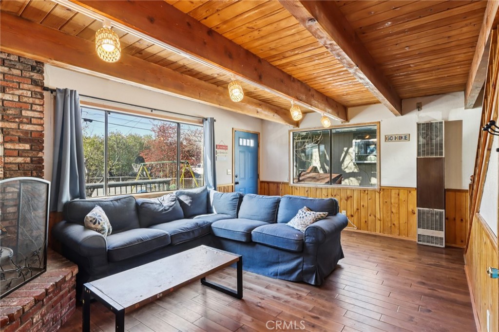 105 E Meadow Lane