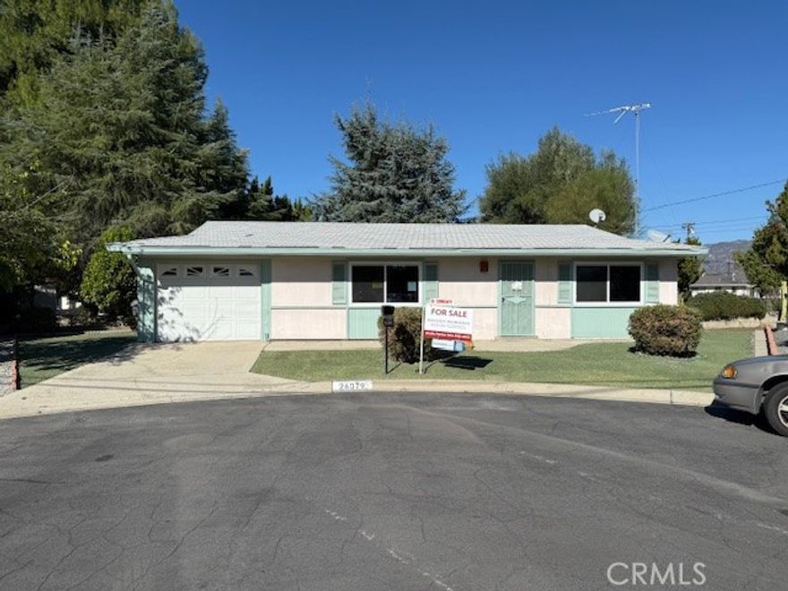 This single-story home is located in the neighborhood of Briercliff Village of Hemet, a charming, age-restricted community near Soboba Reservation and is situated at the end of a cul-de-sac.  It is over 1000 SF with 2 bedrooms and 1 bathroom, including a single car garage and separate laundry room.  The rear yard faces a beautiful and peaceful greenbelt for privacy and solitude in a park like setting.