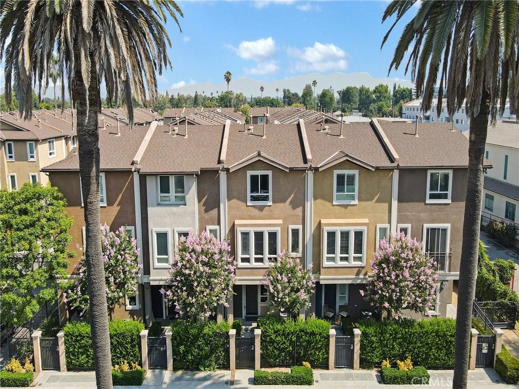 Photo of 14665 Sherman Way, Van Nuys, CA 91405 (MLS # SR25178936)