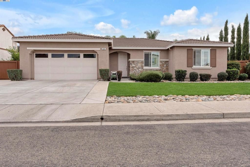 Photo of 924 Poppy Drive Dr, Brentwood, CA 94513 (MLS # 41114772)