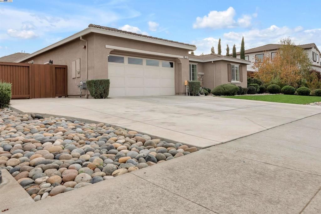 Photo of 924 Poppy Drive Dr, Brentwood, CA 94513 (MLS # 41114772)