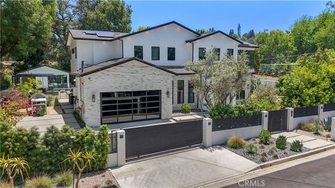 Photo of 5050 Arundel Dr, Woodland Hills, CA 91364 (MLS # SR26084234)