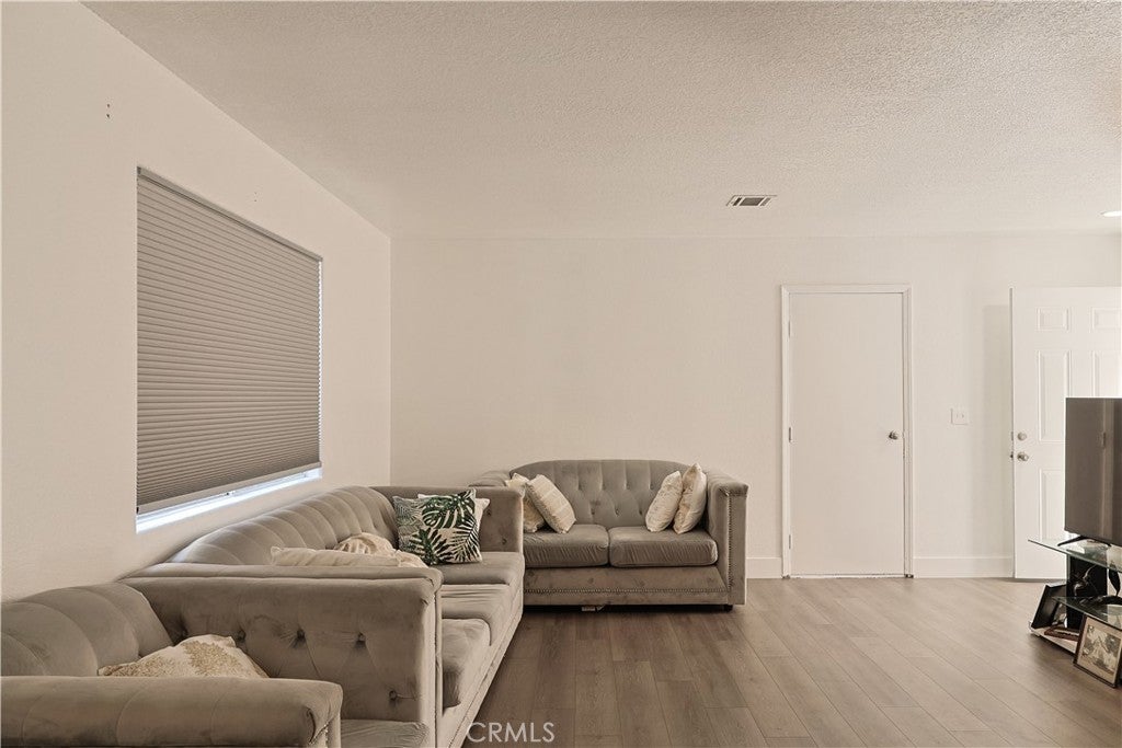 2214 W Wardlow