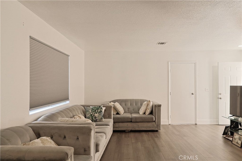 2214 W Wardlow