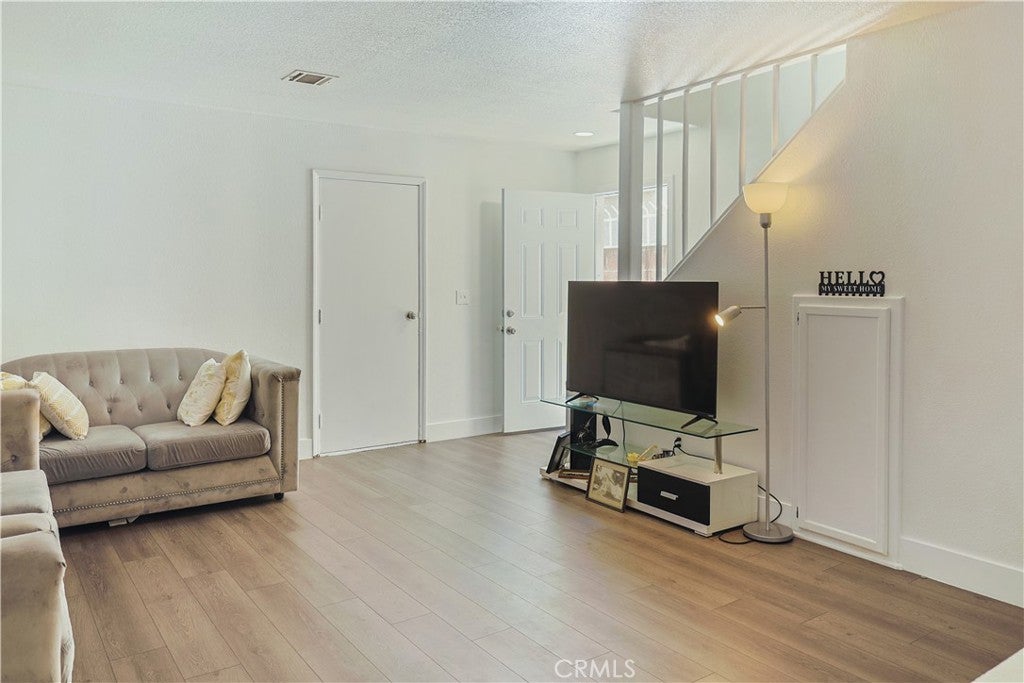2214 W Wardlow
