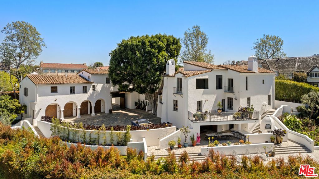 Photo of 211 S Muirfield Road, Los Angeles, CA 90004 (MLS # 26633757)