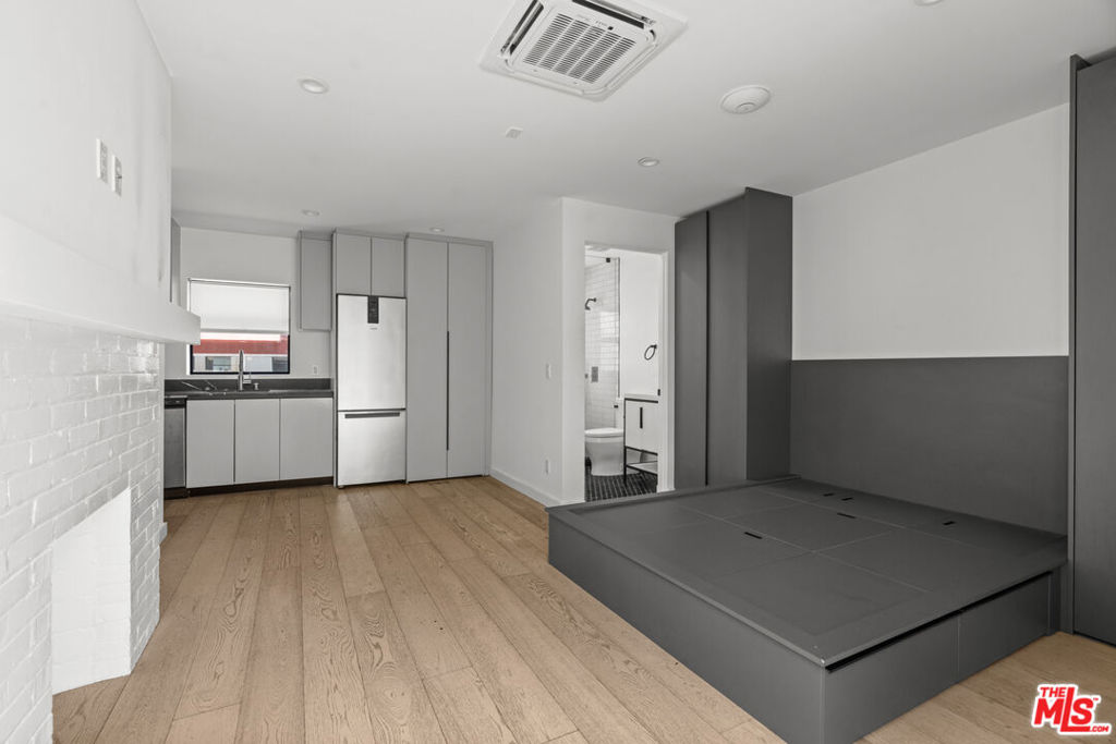 Newly Remodeled! With all of Venice within your reach, this unit is sure to move fast. Just West of the famed Abbot Kinney Blvd., you can live the beach lifestyle with shopping, dining and nightlife only steps away! Units are clean, bright and efficient. This STUDIO unit includes heat/ac and a built-in platform for a queen bed! Features include: Stainless appliances, quartz countertops engineered hardwood floors, LED recessed lighting and custom built storage. Close to Erewhon, Salt & Straw and more! Contact us today to schedule a showing appointment.
