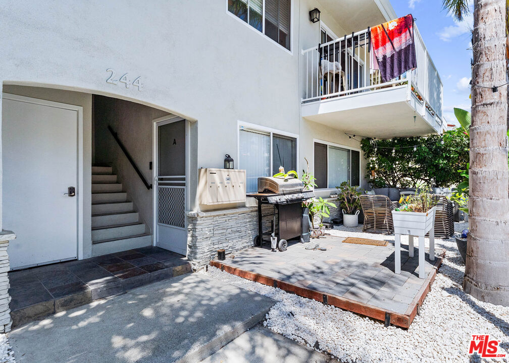 244 W Escalones