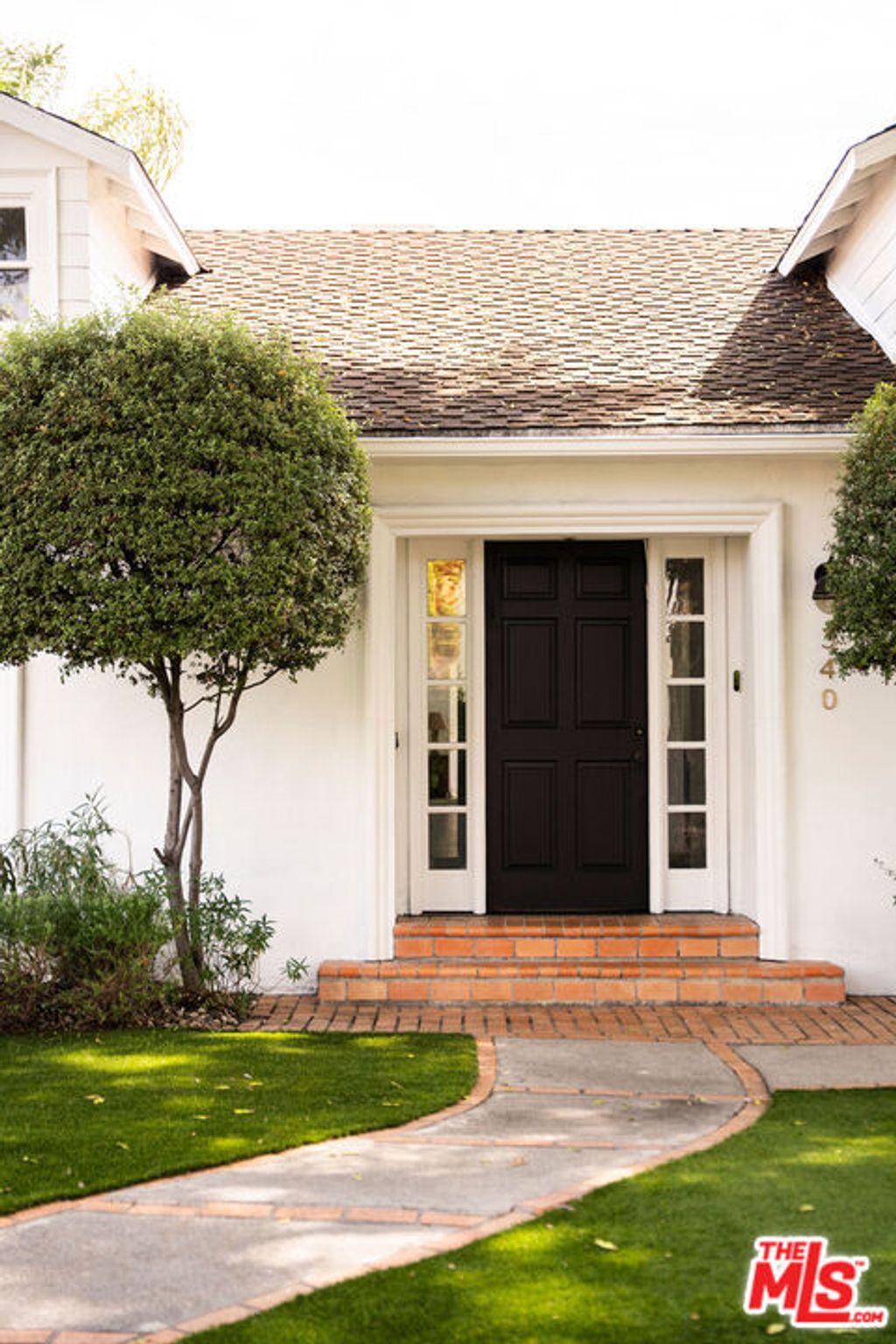 Photo of 340 N Beachwood Drive, Los Angeles, CA 90004 (MLS # 25596641)