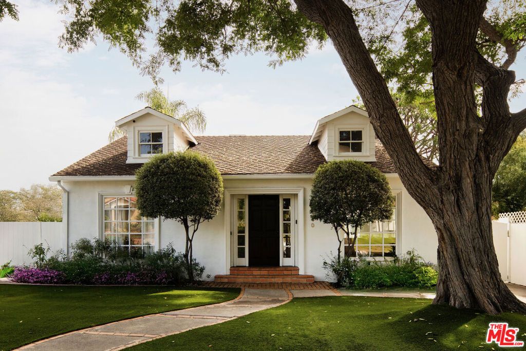 Photo of 340 N Beachwood Drive, Los Angeles, CA 90004 (MLS # 25596641)