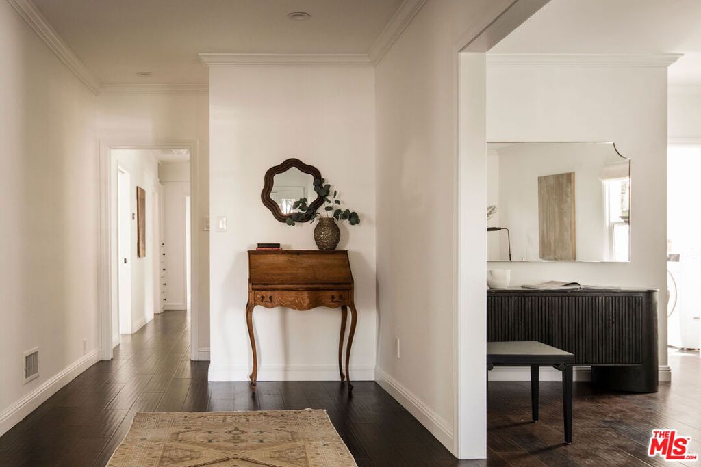 Photo of 340 N Beachwood Drive, Los Angeles, CA 90004 (MLS # 25596641)