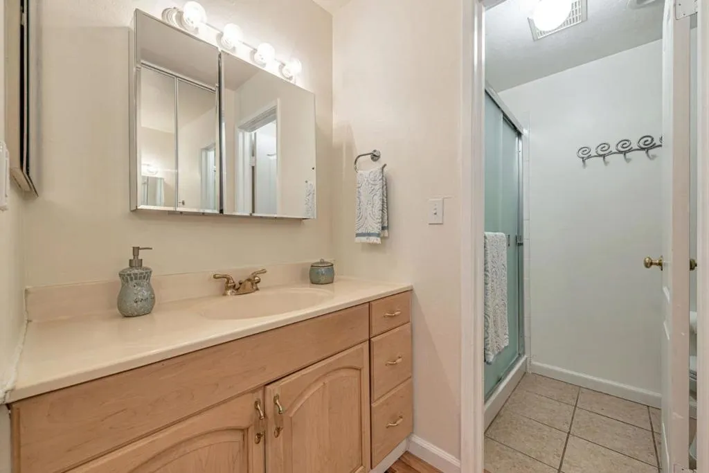 Santa Clara, California 95051, United States, 2 Bedrooms Bedrooms, ,2 BathroomsBathrooms,Residential,Pending,194864