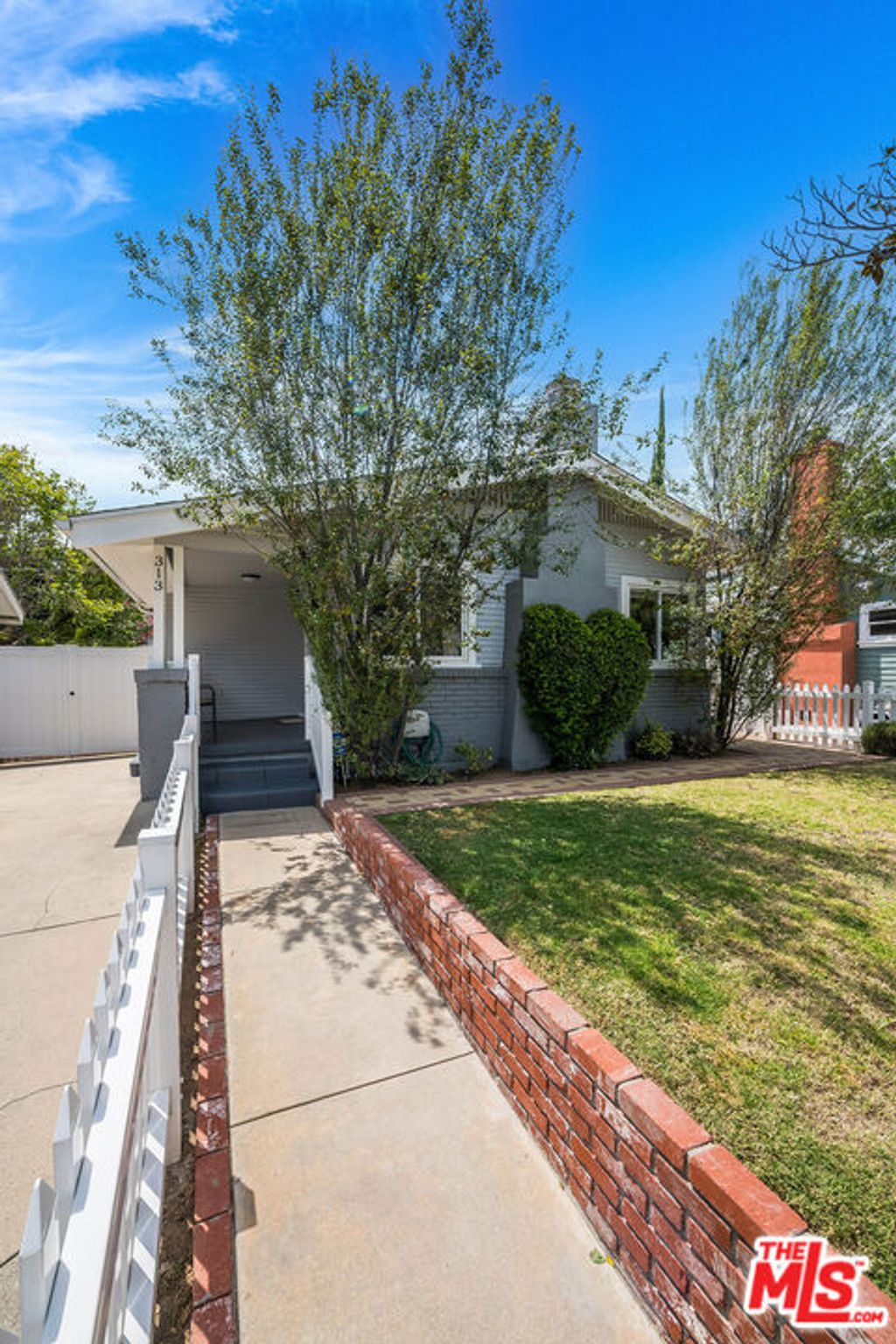 Photo of 313 N Norton Avenue, Los Angeles, CA 90004 (MLS # 26838029)
