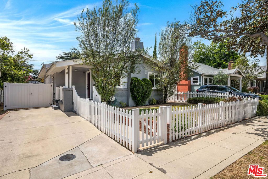 Photo of 313 N Norton Avenue, Los Angeles, CA 90004 (MLS # 26838029)