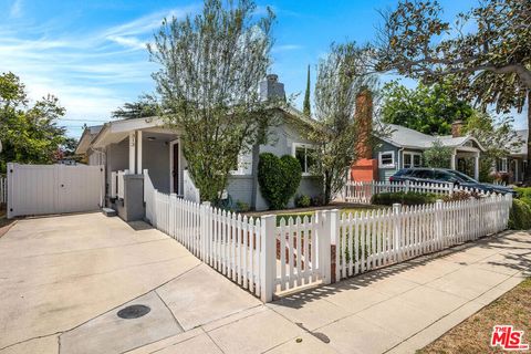 Photo of 313 N Norton Avenue, Los Angeles, CA 90004 (MLS # 26838029)